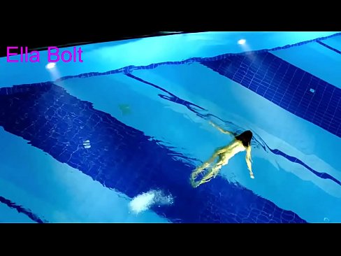 ❤️ म हेर्न रोक्न सक्दिन, जवान गोरा ELLA BOLT रिसोर्ट पूलमा नग्न पौडी खेल्दै समातियो सेक्स ☑